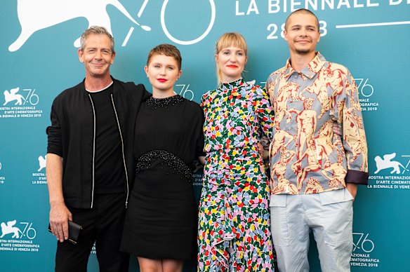 Shannon Murphy (tweede van rechts) met de sterren van haar film Babyteeth op het Film Festival 2019. (Van links) Ben Mendelsohn, Eliza Scanlen en Toby Wallace.