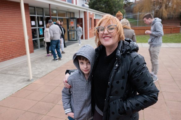 Heidi Mirtl, met haar zoon EM, zegt dat Tasmanië het stadionproject niet kan betalen.