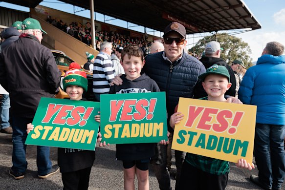 Stadiumfans Hudson, Noah en Jack met Jack's vader Aaron Hilda aan het begin van een mars op zaterdag ter ondersteuning van het voorgestelde AFL Stadium van Hobart.