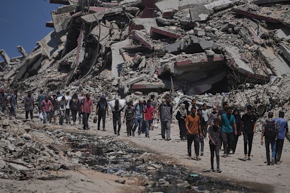Palestijnen dragen zakken met hulp van vrachtwagens in het noorden van Gaza die zondag naar Gaza City waren gegaan.