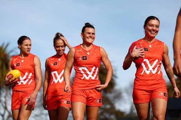 Jasmine Garner, Kaitlyn Ashmore, Lily Mithen en Ellie Blackburn vieren de 2025 AFLW -seizoenlancering in Ikon Park.