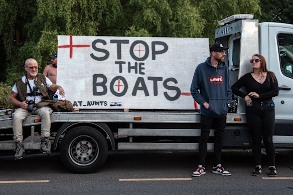 Demonstranten buiten het Bell Hotel op zondag.