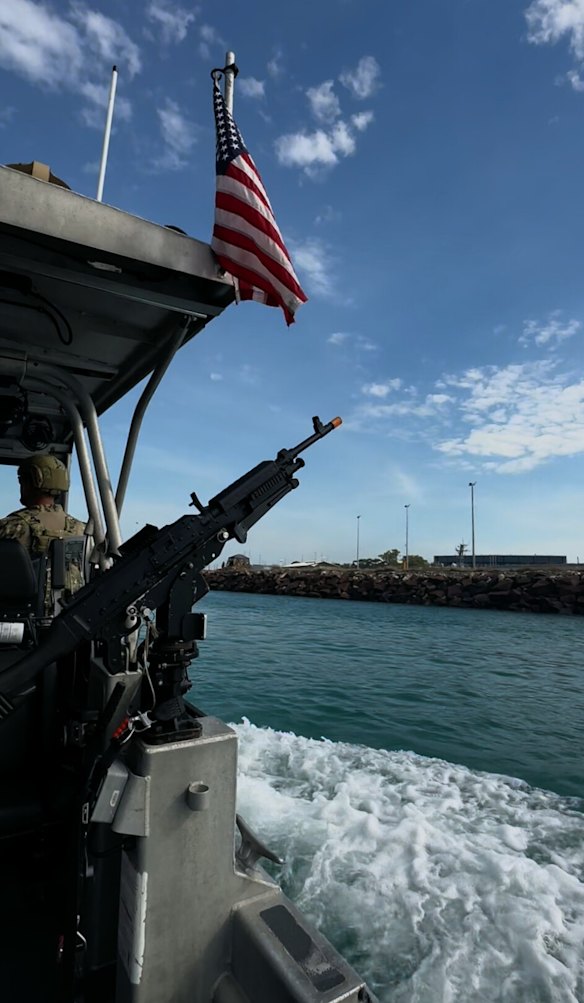 De Amerikaanse kustwacht beweegt door Darwins wateren.