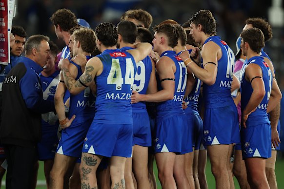 Alastair Clarkson spreekt tot zijn groep.