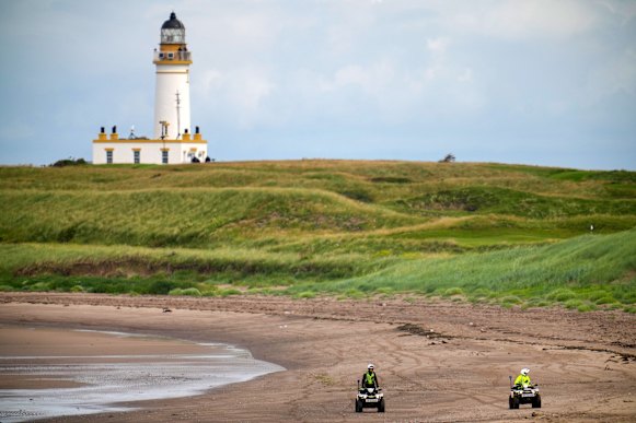 Politie patrouilleer het strand op Turnberry Golf Course.