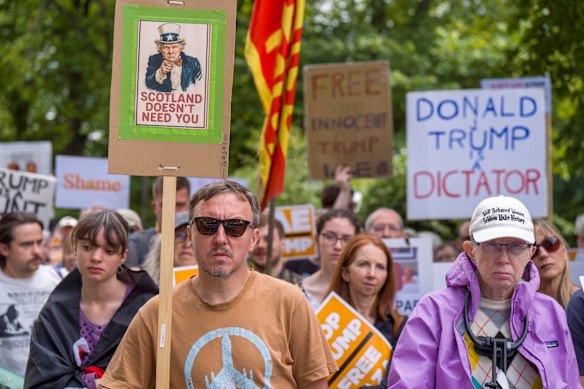 Meer demonstranten in EDINGBURGH.