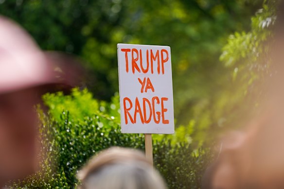 Een demonstrant gebruikt Schots jargon om zich te richten op Trump in Edinburgh.