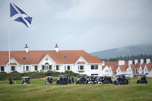 Trump's entourage terwijl hij door de Turnberry Golf Course toerde.