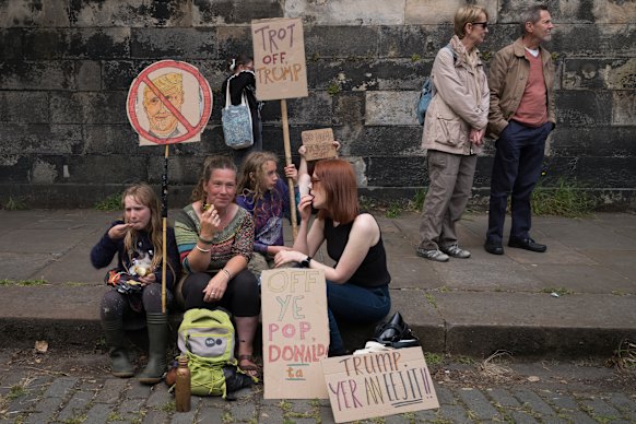 Demonstranten verzamelen zich buiten het Amerikaanse consulaat in Edinburgh.