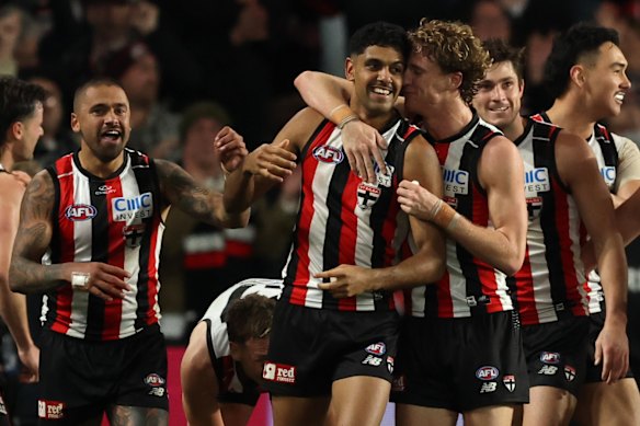 Nasiah Wanganeen-Milera wordt bedankt door teamgenoten.