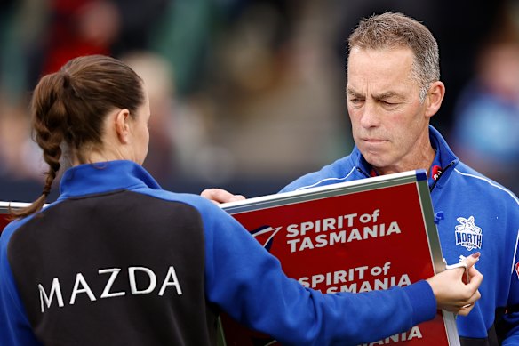 Alastair Clarkson's Kangaroos hebben nog een seizoen van strijd gehad en vorig jaar ruilden ze hun 2025 eerste ronde conceptkeuze weg-aan Richmond.