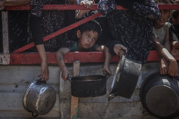 Palestijnen wachten deze maand op voedselverdelingen in Gaza. Hulporganisaties waarschuwen voor massale ondervoeding en wijdverbreide honger door de strip.