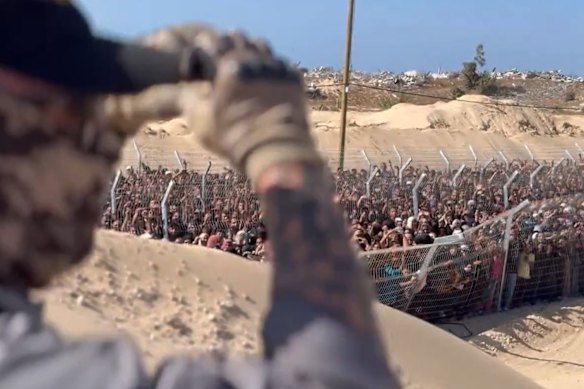 Palestijnen staan in de rij voor hulp bij een van de nieuwe door de VS gesteunde hulphubs in het zuiden van Gaza.