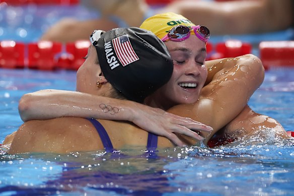 Alex Perkins in Australië wordt gefeliciteerd door Gretchen Walsh in de VS na de 100m vlinderfinale van de dames.