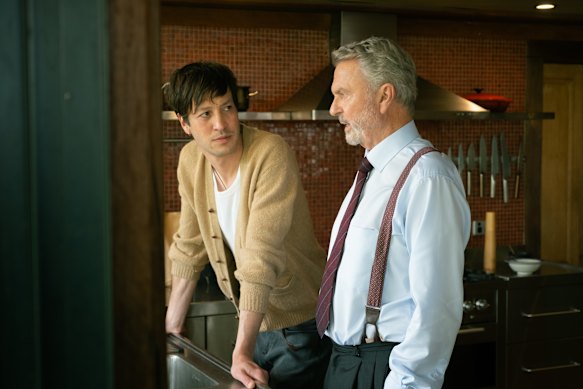 Marlon Williams als Xavier Colby en Sam Neill als Brett Colby in de twaalf: Cape Rock Killer.