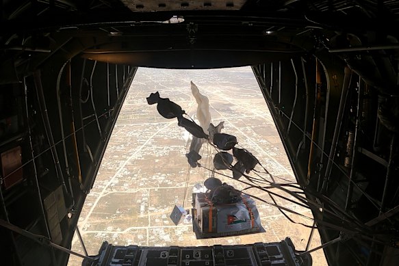 Hulp wordt dinsdag door een Jordanian Air Force -vliegtuig over Gaza aan de lucht gezet.