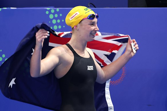 Mollie O'Callaghan viert na het winnen van goud in de 200m freestyle -finale van de dames.