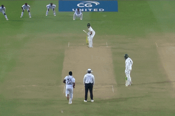 Sam Konstas is uit voor eend in de tweede innings in Kingston.