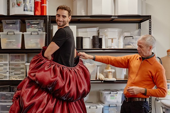 Lyndon Watts met Costumier David Anderson tijdens repetities voor de ontvoering van Victoriaanse Opera.