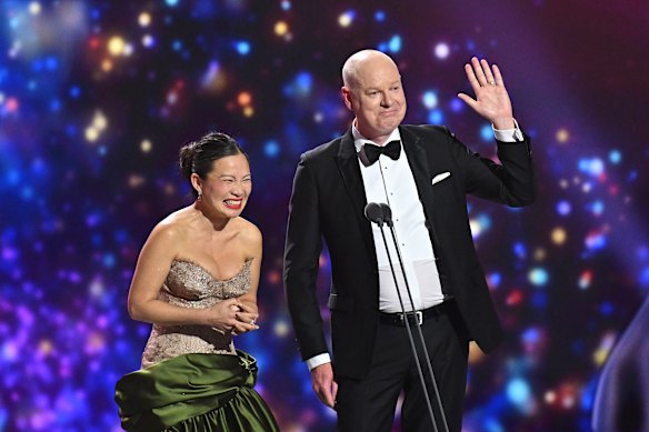 Tom Gleeson deed zijn best om de gouden Logie -stemmen te zwaaien op de manier van Poh Ling Yeow, met een