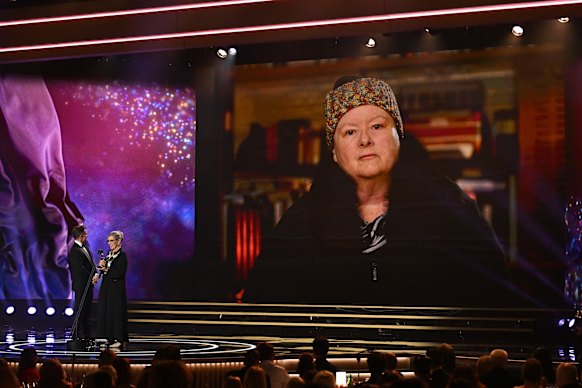 Magda Szubanski accepteert haar Logie Hall of Fame Award via videolink.