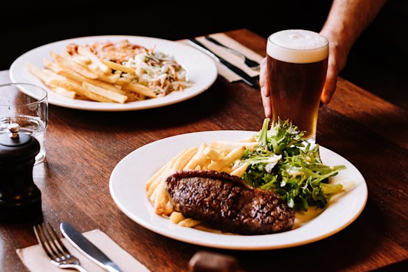 Klassieke pubgerechten zoals schnitzels en steaks staan op het menu (voeg gegrilde garnalen toe voor $ 16 voor surf 'n' turf-stijl biefstuk).