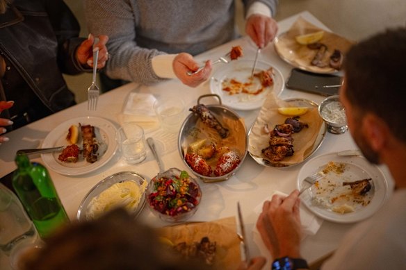 Een overvloed aan keramische platen om te delen bij Homer, Cronulla.