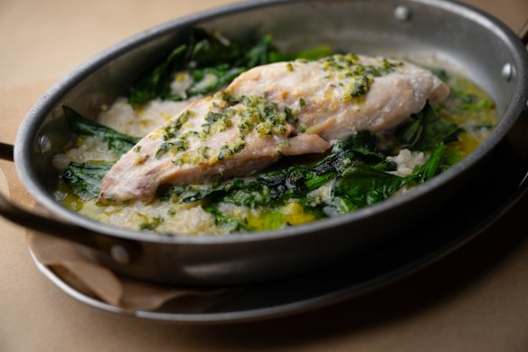 Spanakorizo met vis, rijst, citroen en greens.