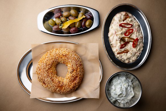 Koulouri met Tzatziki, Olives en Tirokafteri.