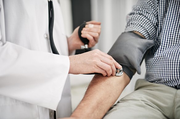 Door de bloeddrukniveaus in de gaten te houden, zal het vroegtijdig helpen om problemen te markeren.