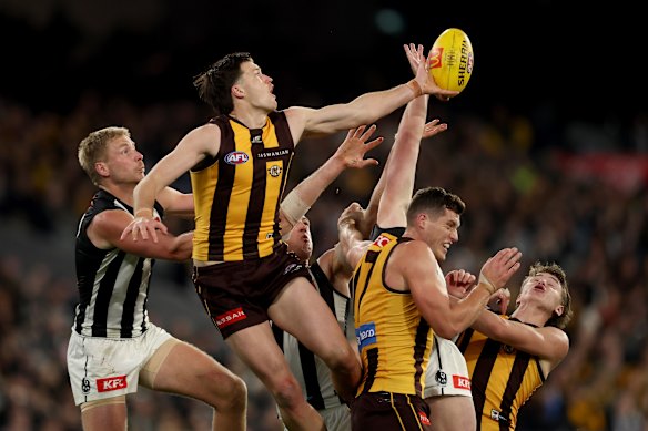 Mitch Lewis van de Hawks concurreert om het doel.