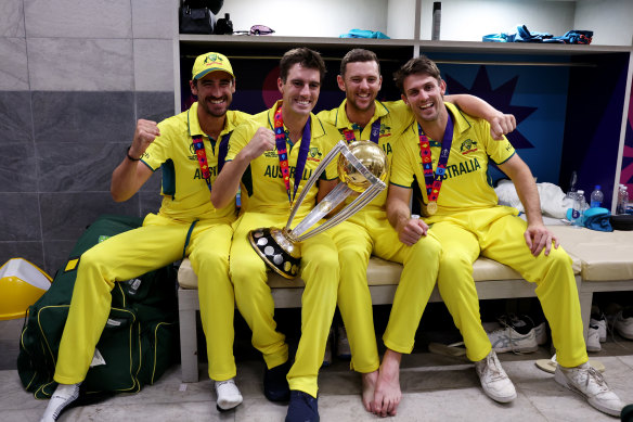 Mitchell Starc, Pat Cummins, Josh Hazlewood en Mitch Marsh met de ODI World Cup -trofee na de overwinning van Australië in 2023.