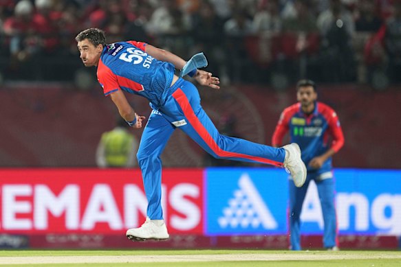 Mitchell Starc van Australië in actie in de IPL.
