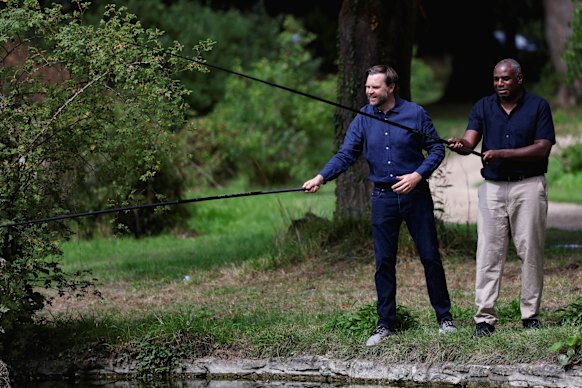 Lammy en Vance -vissen in een meer op het terrein van Chevening House.