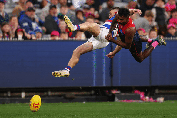 Zware hit: Laitham Vandermeer en Kysaiah Pickett van Melbourne botsen.