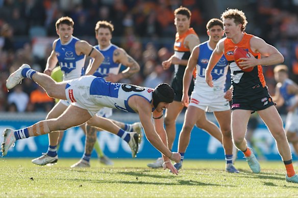 Tristan Xerri van de Kangaroos duikt na Tom Green van de Giants in Canberra.