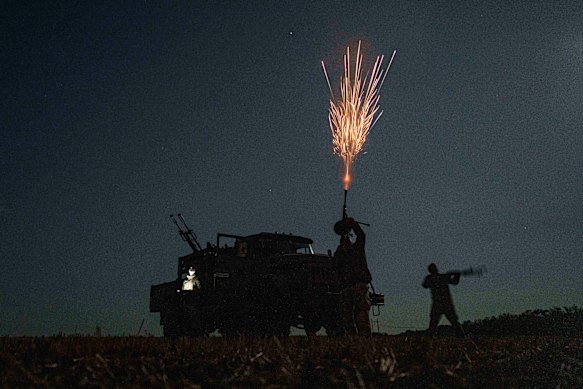 Oekraïense soldaten vuur op de Russische staking drones in de regio Dnipropetrovsk, Oekraïne, op zondag.