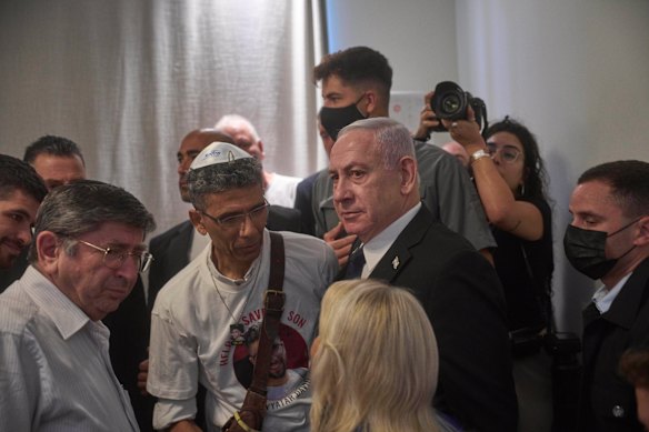 De Israëlische premier Benjamin Netanyahu spreekt met familieleden van Israëlische gijzelaar Evyatar David tijdens de openingsceremonie van het Knesset Museum op maandag.