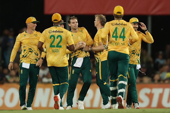 Corbin Bosch van Zuid -Afrika viert met teamgenoten na het nemen van het wicket van Mitchell Marsh.