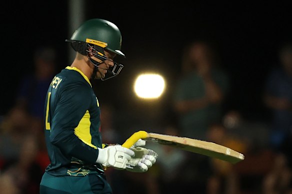 Alex Carey breekt zijn vleermuis.