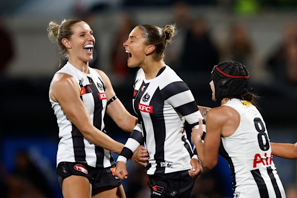 Ashley Centra van de Magpies viert een doelpunt viert haar doel op debuut.