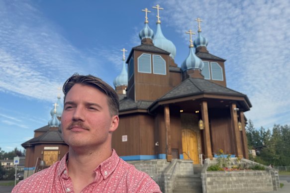 Mark Kalashnikov, een inwoner van Rusland die in de Verenigde Staten woont, in de St. Innocent Russisch -orthodoxe kathedraal in Anchorage.