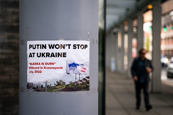 Een poster weergegeven in het centrum van Anchorage, Alaska, voorafgaand aan de top.