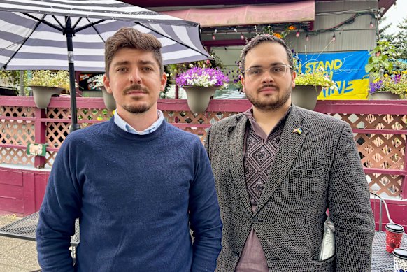 Julian Hayda (links) en Ostap Yarysh van de Oekraïense liefdadigheidsreping Razom voor Oekraïne. Ze zijn in Anchorage voor de bijeenkomst van Donald Trump en Vladimir Poetin.