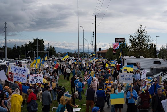 Het protest buiten een winkelcentrum in Anchorage op donderdagmiddag, lokale tijd.