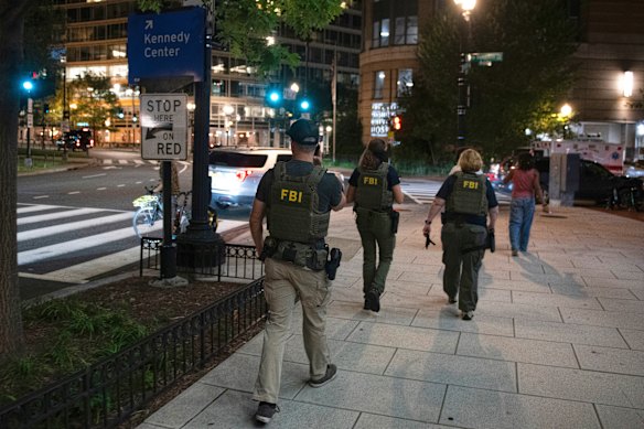 FBI -agenten patrouilleren donderdag in de mistige bodembuurt van Washington, DC.