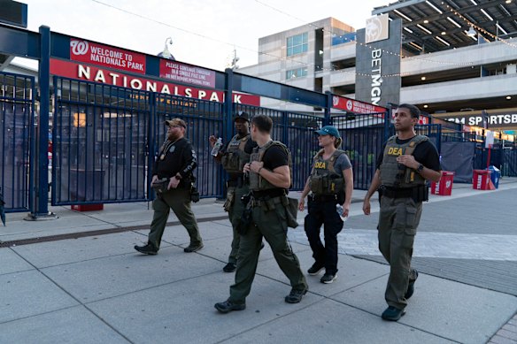 Agenten van Drug Enforcement Administration patrouilleren buiten Nationals Park tijdens een honkbalwedstrijd in Washington op donderdag.