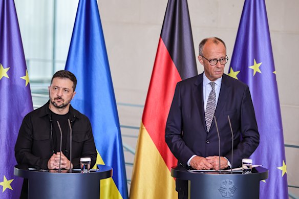 De Oekraïense president Volodymyr Zelensky en de Duitse bondskanselier Friedrich Merz spreken woensdag met de media in Berlijn.