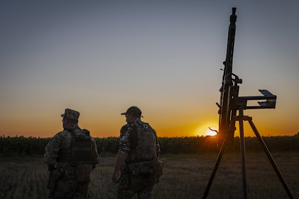 Oekraïense militairen staan bij een gewapende vrachtwagen tijdens de nachtelijke dienst in de regio Tsjernihiv, Oekraïne, op 12 augustus.