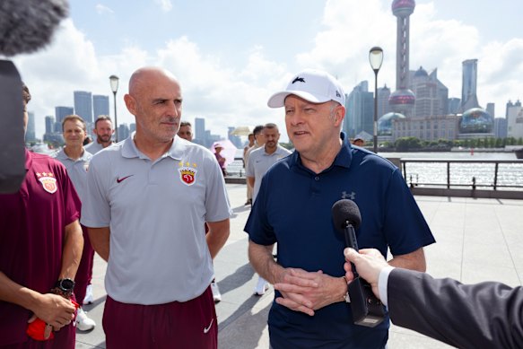 Anthony Albanese met voormalig Socceroo en Shanghai Port FC -manager Kevin Muscat tijdens een recente reis naar China.